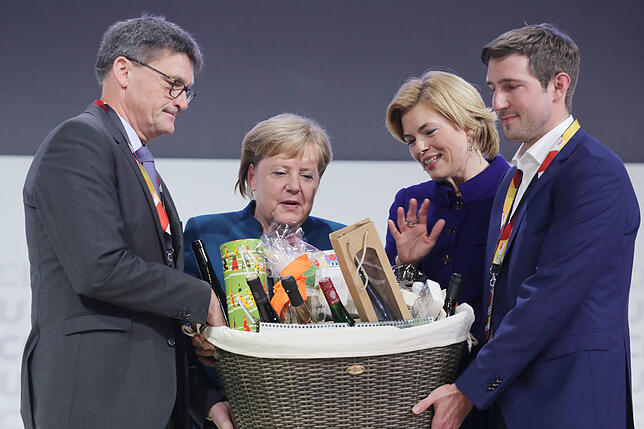 Mit besten Empfehlungen von Bundeslandwirtschaftsministerin Julia Klöckner (CDU): Merkel nimmt zum Abschied einen Geschenkekorb mit ...