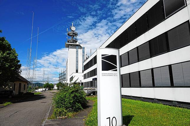 Das 30 Meter hohe Schaugerüst links neben dem ehemaligen Swissgrid-Gebäude veranschaulicht die riesigen Dimensionen des geplanten ...