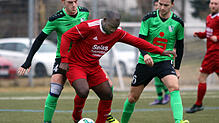Der VfR Stockach (links Martin Warnke, rechts Stefan Pröhl) wurde beim 2:1 gegen den TSV Konstanz (Monday Pascal Egbo, Mitte) seiner ...