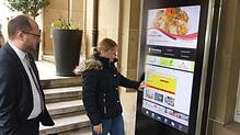 Die Abteilungsleiterin Marketing und Tourismus Ayline Liedtke und Oberbürgermeister Thomas Herzog testen das neue Infoterminal.