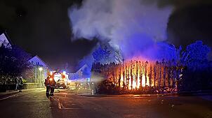 Schnell haben die Einsatzkräfte der Feuerwehr den Brand im Griff.