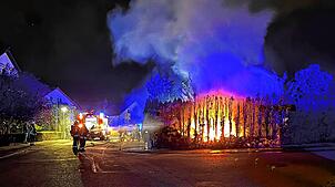 Schnell haben die Einsatzkräfte der Feuerwehr den Brand im Griff.