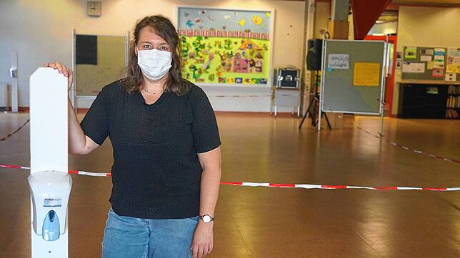 Sonja Birkle, Rektorin an der Weihermattenschule vor dem abgesperrten Eingangsbereich, in dem sich die Schüler nicht sammeln dürfen.