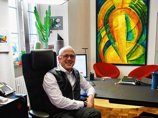 Dekan Matthias Zimmermann (hier in seinem Engener Büro) sieht sich als Erneuerer. Er ist beteiligt an dem Projekt Kirchenentwicklung ...