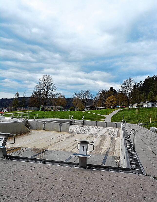 Noch ist das Schwimmbecken im Panoramabad Blumberg leer. In den nächsten Tagen soll es mit Wasser aufgefüllt werden.