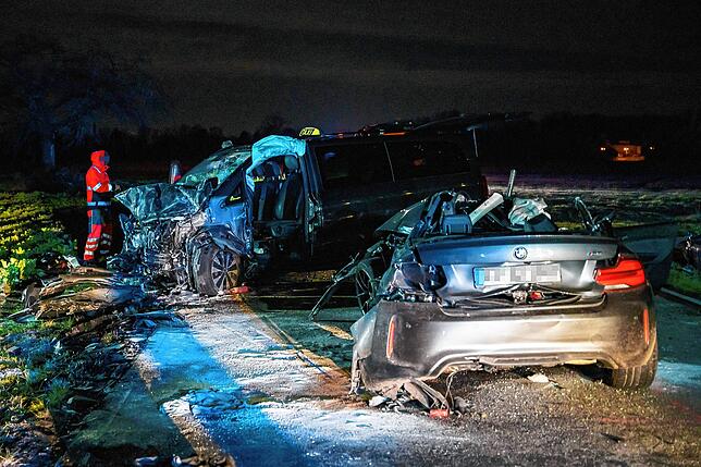 Der Fahrer des Unfallwagens und seine drei Passagiere starben ebenso am Unfallort wie der Fahrer des Großraumtaxis.