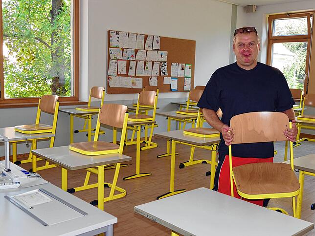 Suso-Hausmeister Tom Schönert musste vor Schulbeginn wieder viele Tische und Stühle aus dem Keller hochtragen, da der Unterricht nun in ...