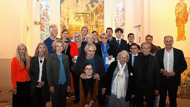 Etliche Nachfahren des Lagerkommandanten Capitaine de Ligny konnten zur Feier in der Theresienkapelle von Oberbürgermeister Bernd ...