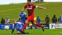Der FV Walbertsweiler-Rengetsweiler (Fabian Moser, rechts) hat sich gegen den FC Radolfzell (Kevin Weibert) einen Punkt erkämpft.