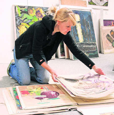 Eine Kunstsammlung wird erstmals systematisch gesichtet: Julia Langenbacher, angehende Konservatorin und Restauratorin von der ...