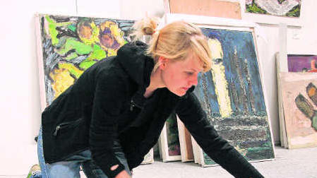 Eine Kunstsammlung wird erstmals systematisch gesichtet: Julia Langenbacher, angehende Konservatorin und Restauratorin von der ...