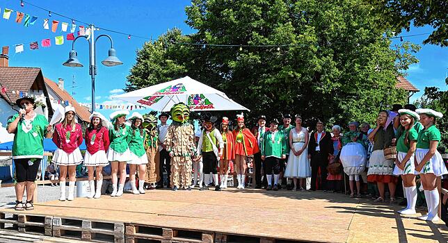 Mit Geschichte: In großer Runde versammelten sich die Darsteller beim „Historical Catwalk“, bei dem die Narrenkostüme aus ...