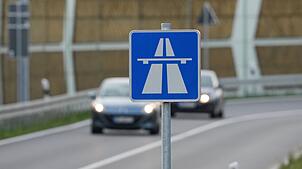 Die A96 ist nach einem Unfall ab der Anschlussstelle Aitrach in Richtung Lindau gesperrt. (Symbolbild)