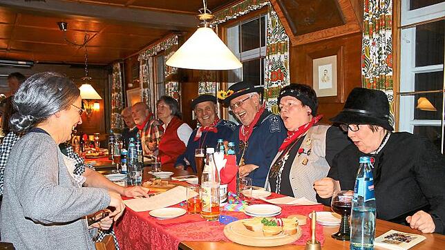 Beim Singen, Schunkeln und dem Hören von Büttenreden aus alter Zeit amüsieren sich die Besucher in der Arche bestens. Bild: Christa Hajek