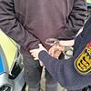 Symbolfoto aus dem Polizeireviert Überlingen. Einem Mann werden Handschellen angelegt.