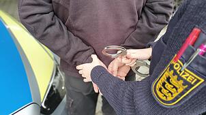 Symbolfoto aus dem Polizeireviert Überlingen. Einem Mann werden Handschellen angelegt.
