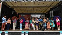 Zum Finale der Modenschau bat Moderator Jochen Sigg (links) alle Models sowie die Einzelhändlerinnen, die sie ausgestattet hatten, auf ...