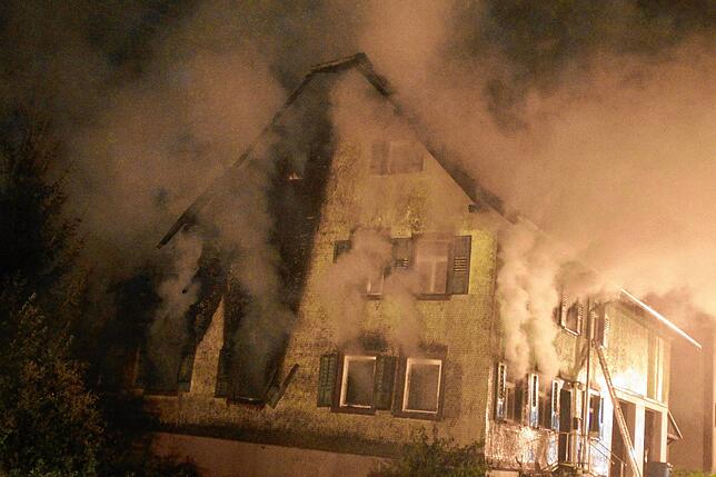 Bild 8: Bauernhaus in Niedereschach-Fischbach brennt nieder &ndash; Bewohner unverletzt
