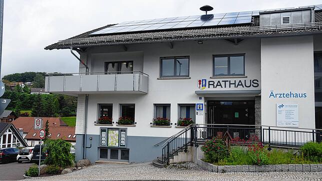 Im Rickenbacher Rathaus werden die Zahlen für die Einwohnerstatistik gesammelt.  2024 sank die Zahl der Einwohner leicht, dafür gab es ...