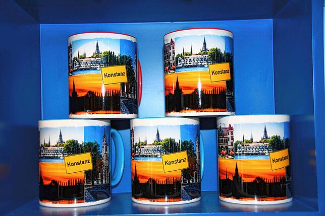 Dauerbrenner bei Touristen der Stadt Konstanz: Kaffeetassen mit Motiven der Konzilstadt. Im Sommer ist der Laden stets gut besucht ...