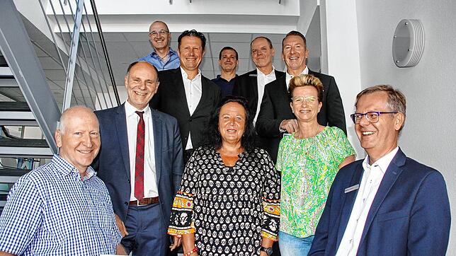 Mitarbeiter der Volksbank, Organisatoren und Sponsoren freuen sich auf den siebten Volksbank Stadtlauf in Singen. Von links hinten: ...