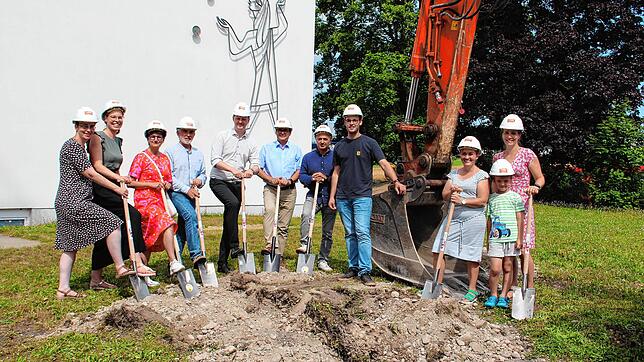 Beginnen die Baustelle für den Erweiterungsbau der Grundschule Markelfingen (von links): Brigitte Reichmann, Vanessa Leiber, ...