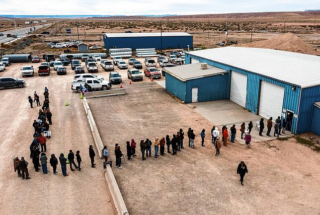 Wähler warten vor einem Wahllokal in der Navajo Nation in Chinle, Arizona, am Wahltag auf ihre Stimmabgabe.