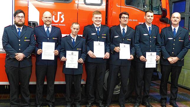 Neuaufnahme und Beförderungen bei der Freiwilligen Feuerwehr Abteilung Ühlingen (von links): Jannik Schäuble, Stellvertretender ...