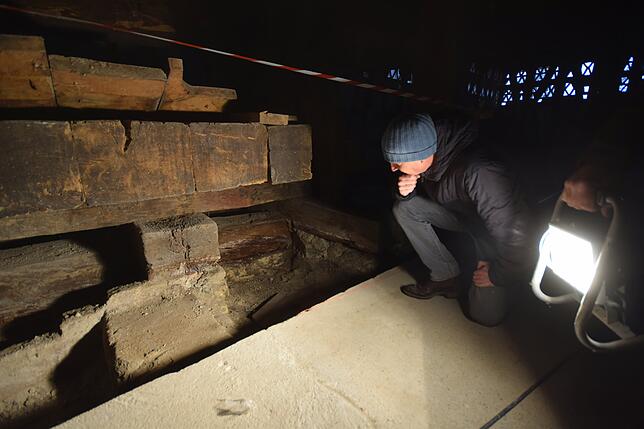 Johannes von Bodman sieht sich eine der Schadstellen unter dem mächtigen Torkelbaum (Weinpresse) an. Hier beginnt bald die Sanierung. ...
