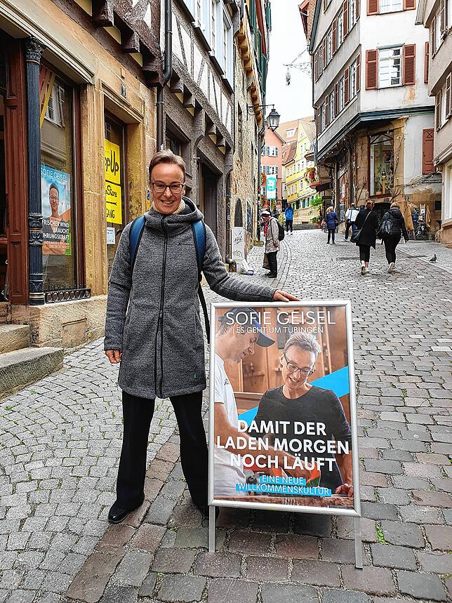 Sofie Geisel vor ihrem Wahlkampfbüro am Tübinger Marktplatz. Geisel tritt für die SPD an, auch ihr werden Chancen eingeräumt.
