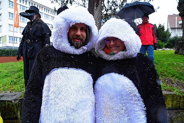 Bild 22: Narren feiern im Schneegestöber und mit Konfettiregen