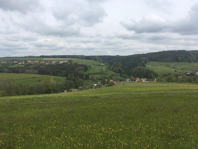 In einem ruhigen Tal bei Weilheim-Bannholz liegt das Dörfchen Ay, Geburtsort des vor 100 Jahren gestorbenen Jesuitenpaters August Pfeifer.