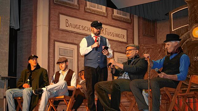 Zwischen den einzelnen Programmpunkten beim Ball der Kolpingsfamilie im Herz-Jesu-Heim geben die Jungkolpinger ein Intermezzo und ...