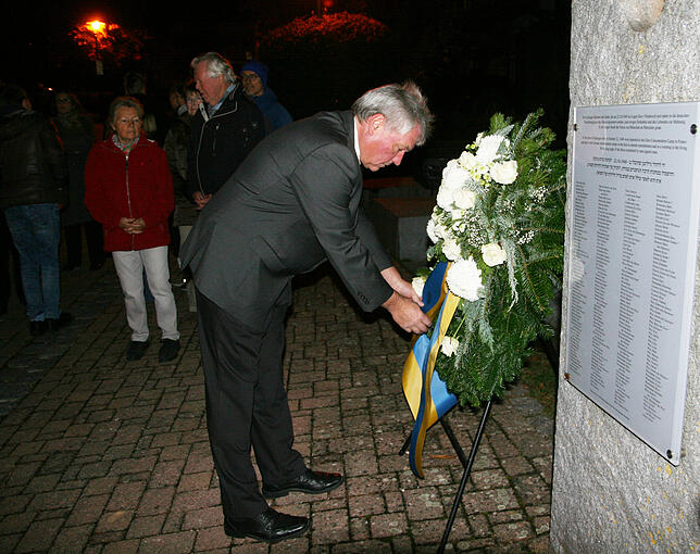 Ingbert Sienel legt am Gedenkstein der Gailinger Synagoge einen Kranz nieder.