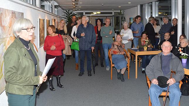 Zahlreiche Besucher lauschen den einführenden Worten von Kunstexpertin Ursula Köhler (links) zur Vernissage von Künstlerin Elfi Schmidt ...