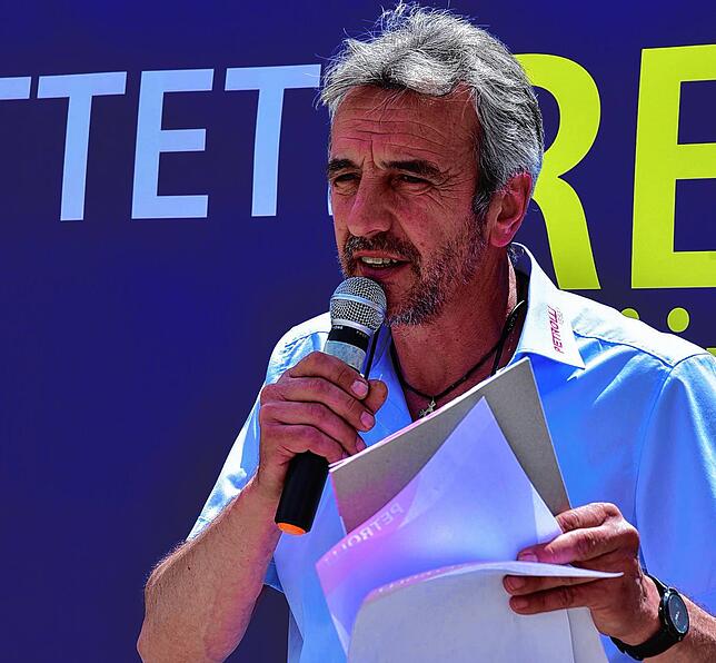Busunternehmer Dieter Petrolli aus Fischbach zeichnet die dramatische Situation für Busunternehmen auf. &bdquo;Die Busse stehen sich die ...