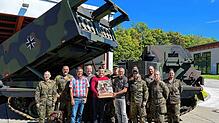 Als Dank für die Mitwirkung der Soldaten der Triberger Patenbatterie der Bundeswehr beim Stadtfest übergeben Gemeinderat Michael Hummel ...
