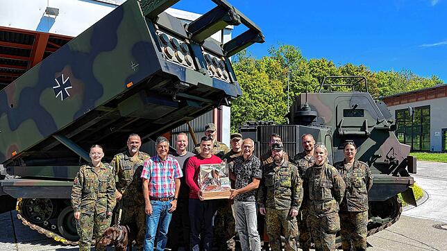 Als Dank für die Mitwirkung der Soldaten der Triberger Patenbatterie der Bundeswehr beim Stadtfest übergeben Gemeinderat Michael Hummel ...