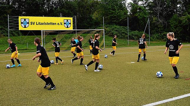 Aufwärmen vor dem Testspiel. Die Damen des SV Litzelstetten treten im Punktspielbetrieb in der Landesliga an.