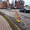 Der gesperrte linke Fahrstreifen am Fußgängerüberweg im Benediktinerring bei der Einmündung Waldstraße nervt viele Verkehrsteilnehmer.