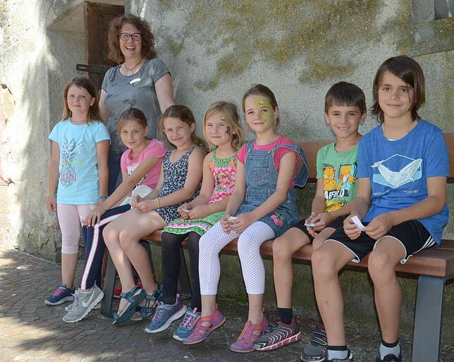 Die Kinder lassen sich beim Stadtfest von Cornelia Rick durch den Hexenturm führen, um da was übers alte Markdorf zu erfahren.