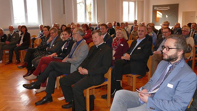 Beim Zusammentreffen von rund 100 Wirtschaftsvertretern mit dem Freiburger Erzbischof Stephan Burger geht es um die Zukunft der ...