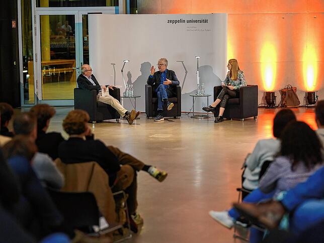 ZU-Gastprofessor Marcel Tyrell und Studentin Luisa Haller stellten vergangenen November Marcel Reif (Mitte) mal nette und mal kritische ...