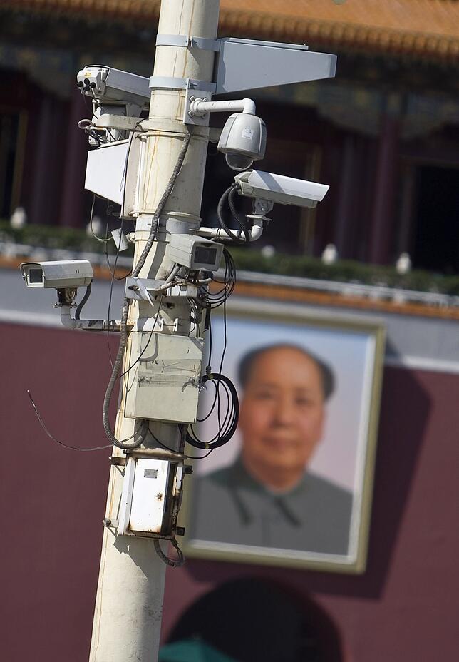 In Chinas Städent sind Überwachungskameras allgegenwärtig, so wie hier auch auf dem Platz des Himmlischen Friedens im Zentrum von ...