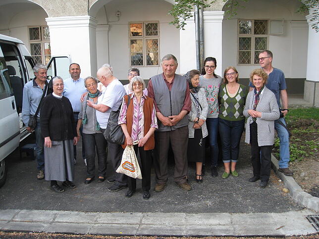 Beim Abschied am Caritashaus in Oradea kommen die Freunde der Villinger Helfer beim Abschied stets nochmals zusammen, um ...