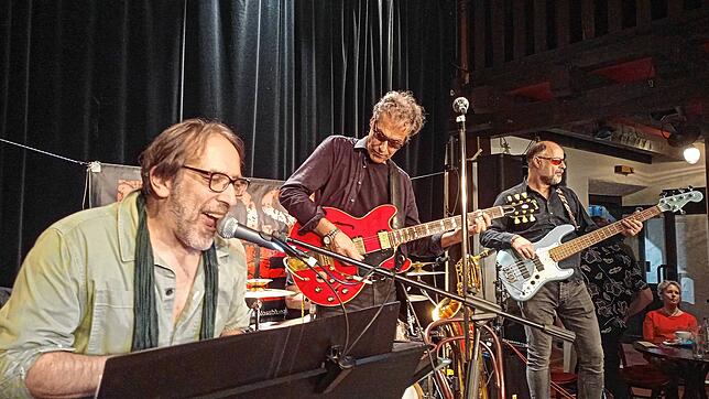 Sie gehören zu Bloss Bluez: Carlo Schultheiss (von links), Martin Aichele, Sebastian Lorenz bei ihrem Auftritt in der Färbe in Singen. ...