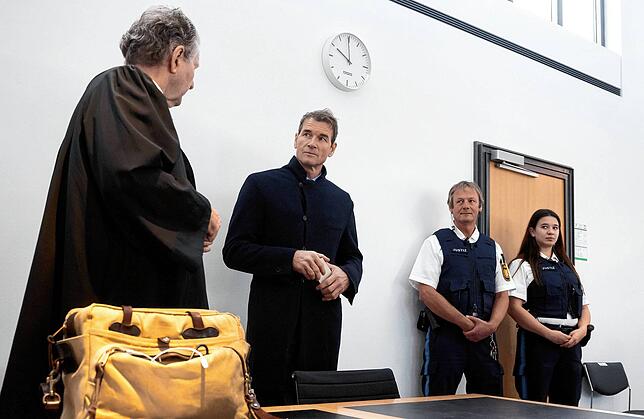 Die Staatsanwaltschaft wirft Lehmann vor, im Juli vergangenen Jahres mit einer Kettensäge in der Hand in die Garage seines Nachbarn ...