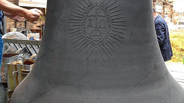 So sieht die „Christus Salvator“-Glocke nach der Reparatur in einer Firma in den Niederlanden aus. Die Patina ist durch die ...