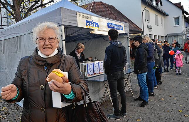 Nadya Zafirova hat die Wurst schon, die anderen müssen noch Schlange stehen.