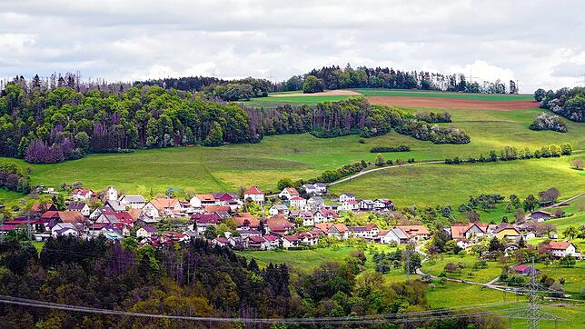 Panorama: Oberhalb der Steilhänge des Schlüchttals liegt die Ortschaft Aichen auf 563 Metern Höhe.